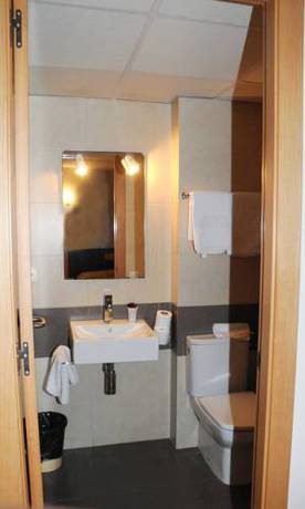 Imagen de la habitación del Hotel Llagotel. Foto 6