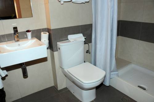 Imagen de la habitación del Hotel Llagotel. Foto 7