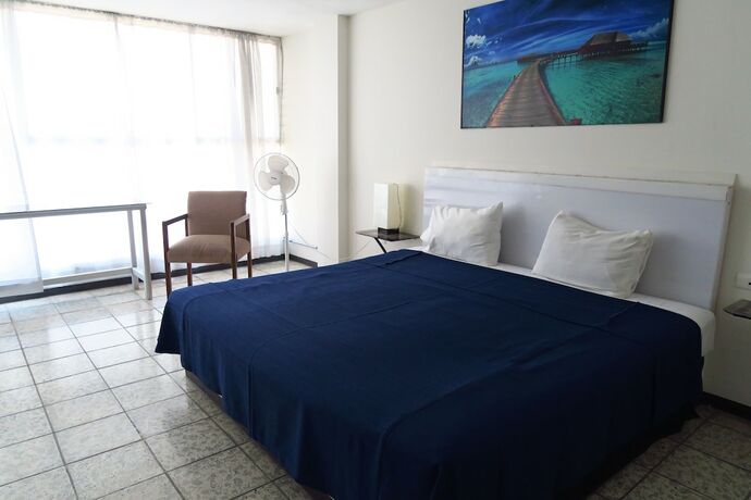 Imagen de la habitación del Hotel Llanito. Foto 8