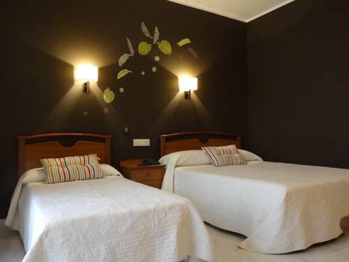 Imagen de los exteriores del Hotel Llansola. Foto 14