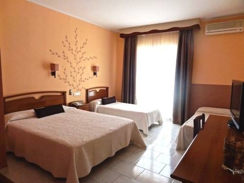 Imagen de los exteriores del Hotel Llansola. Foto 15