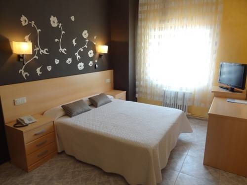 Imagen de los exteriores del Hotel Llansola. Foto 16