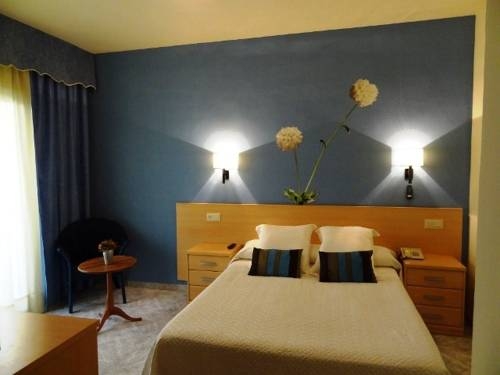 Imagen de la habitación del Hotel Llansola. Foto 6