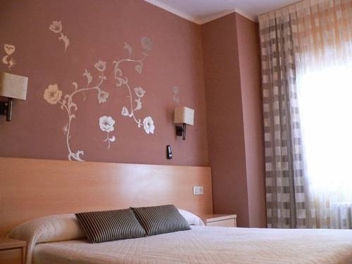 Imagen de la habitación del Hotel Llansola. Foto 7