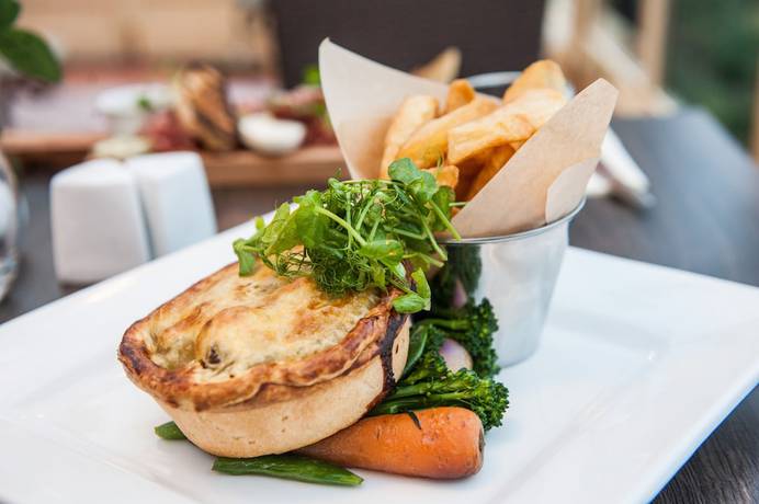 Imagen del bar/restaurante del Hotel Llanwenarth and Riverside Restaurant. Foto 3