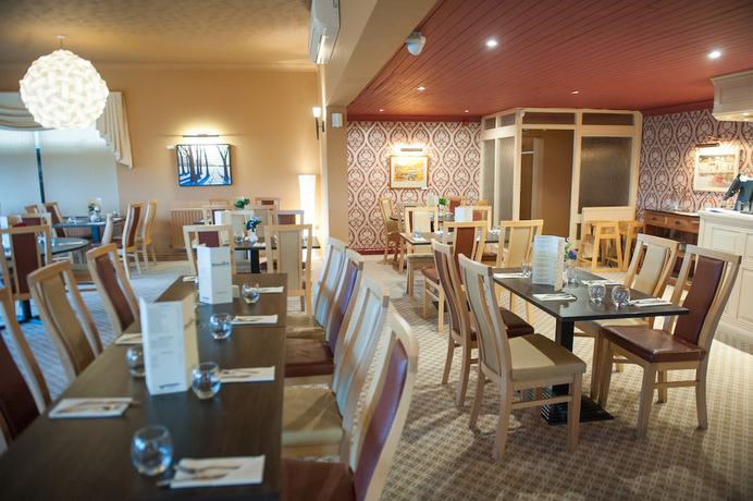 Imagen del bar/restaurante del Hotel Llanwenarth and Riverside Restaurant. Foto 6