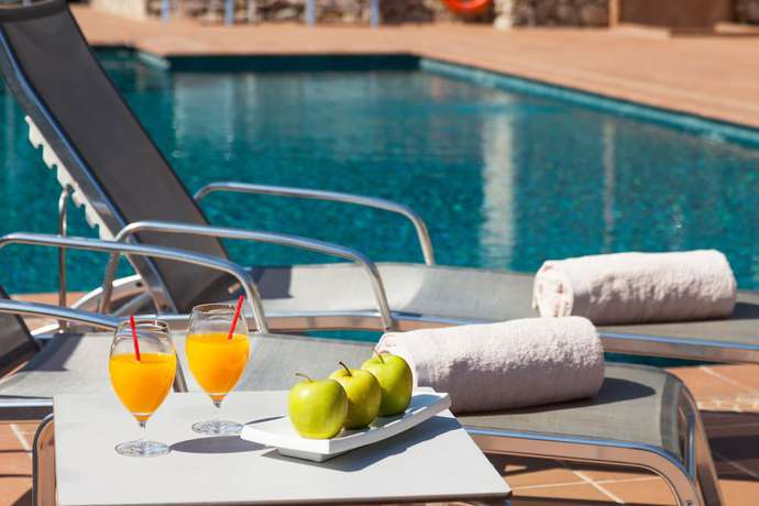 Imagen de la piscina del Hotel Llenaire. Foto 20