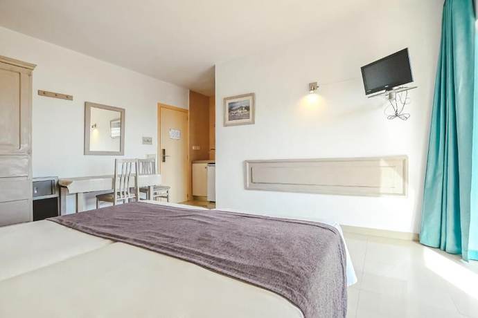 Imagen de la habitación del Hotel Lliteras. Foto 7