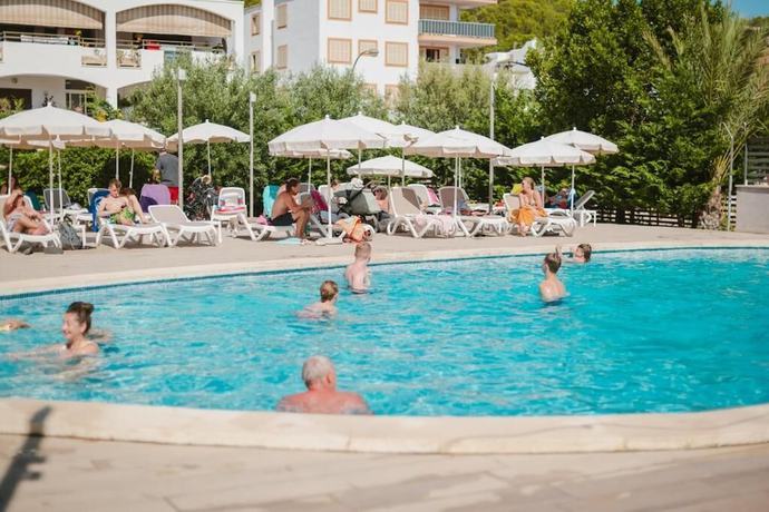 Imagen de la piscina del Hotel Lliteras. Foto 20