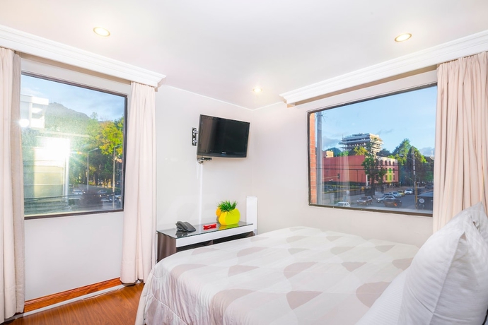 Imagen de la habitación del Hotel Lloyd's Apartasuites Parque 93. Foto 5