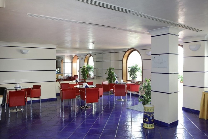 Imagen del bar/restaurante del Hotel Lloyd's Baia. Foto 4