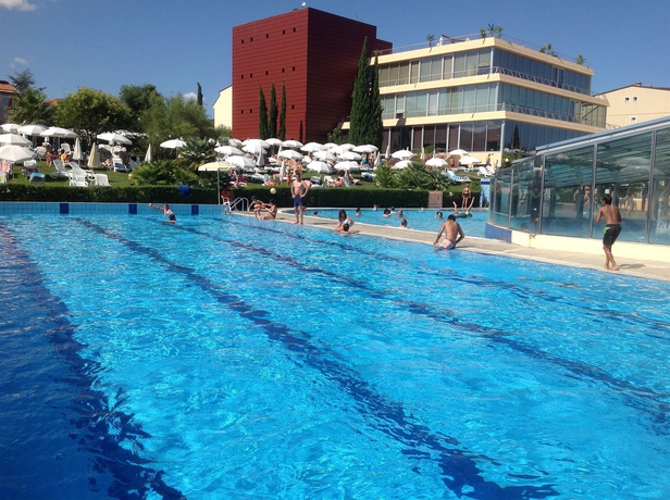Imagen de la piscina del Hotel Loano 2 Village. Foto 12