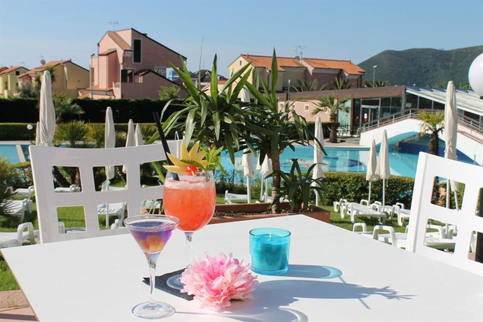 Imagen de la piscina del Hotel Loano 2 Village. Foto 13