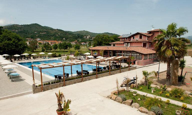 Imagen de la piscina del Hotel L'oasi Del Fauno Country House. Foto 7