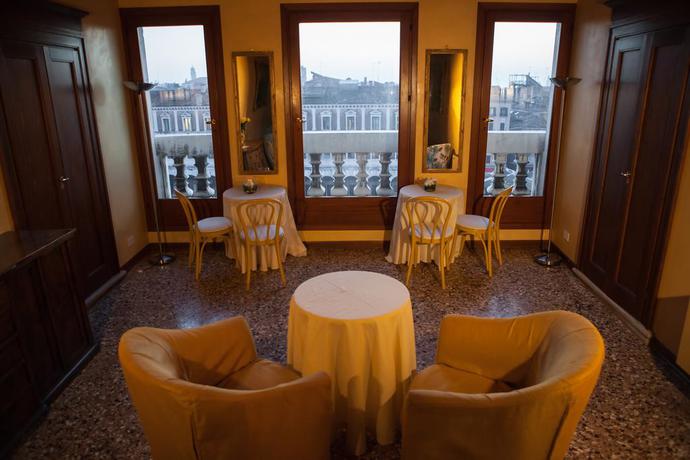 Imagen del bar/restaurante del Hotel Locanda Ai Santi Apostoli. Foto 2