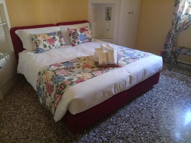 Imagen de la habitación del Hotel Locanda Ai Santi Apostoli. Foto 7