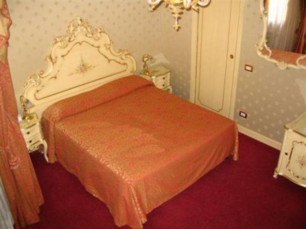 Imagen de la habitación del Hotel Locanda Al Leon. Foto 4