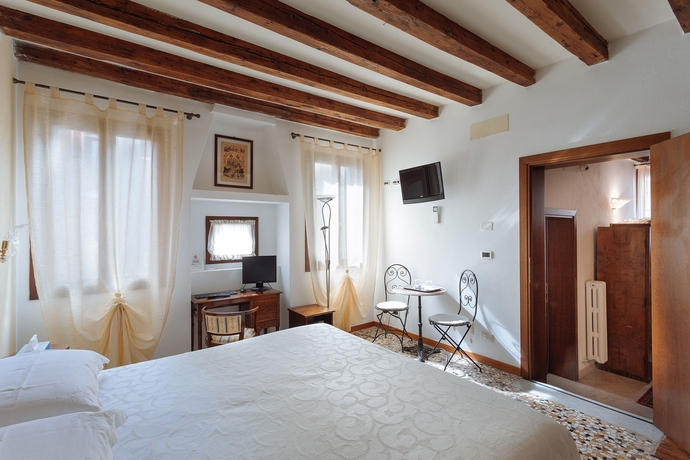 Imagen de la habitación del Hotel Locanda Art Deco. Foto 4