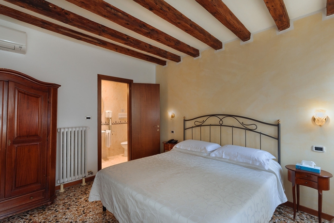 Imagen de la habitación del Hotel Locanda Art Deco. Foto 5