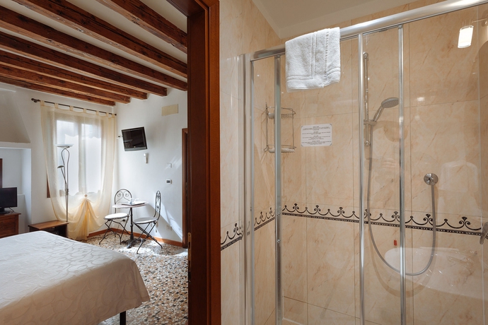 Imagen de la habitación del Hotel Locanda Art Deco. Foto 9