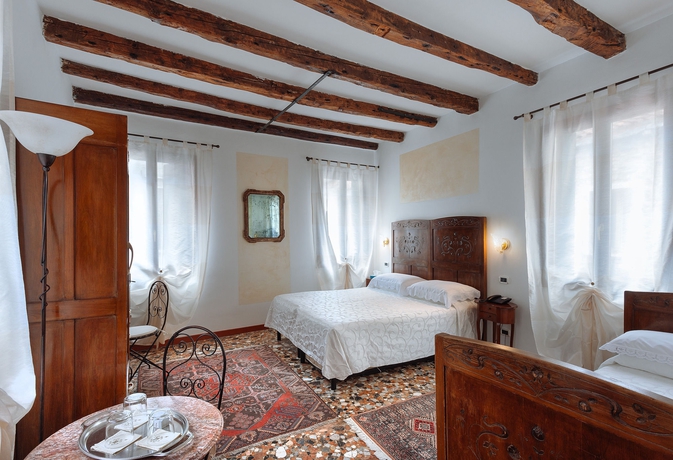 Imagen de la habitación del Hotel Locanda Art Deco. Foto 11