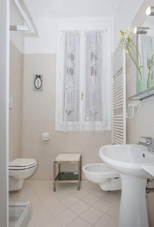 Imagen de la habitación del Hotel Locanda Casa Petrarca. Foto 4