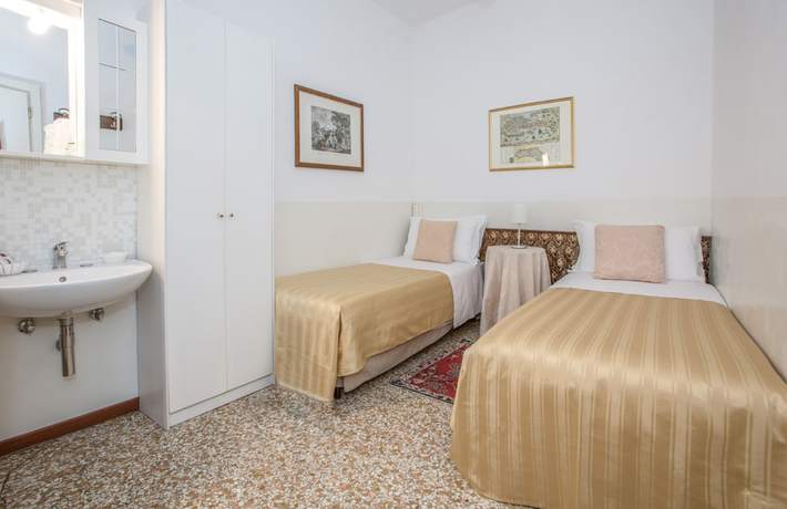 Imagen de la habitación del Hotel Locanda Casa Petrarca. Foto 5