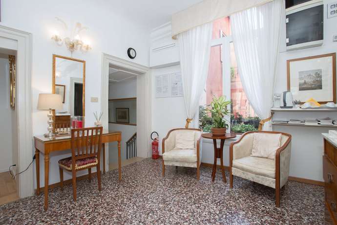 Imagen de los interiores del Hotel Locanda Casa Petrarca. Foto 13