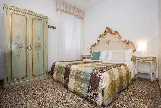 Imagen de la habitación del Hotel Locanda Casa Petrarca. Foto 11