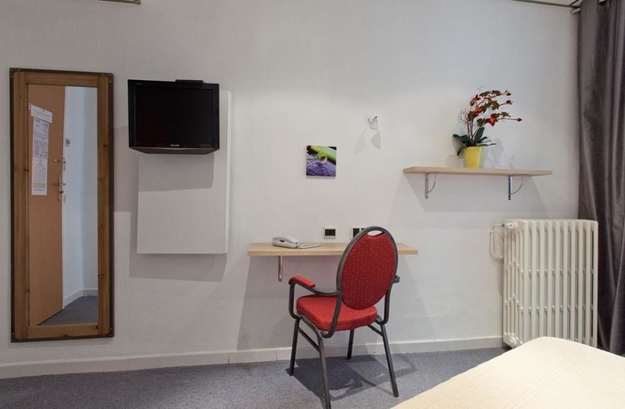 Imagen de la habitación del Hotel Locarno, Niza. Foto 8