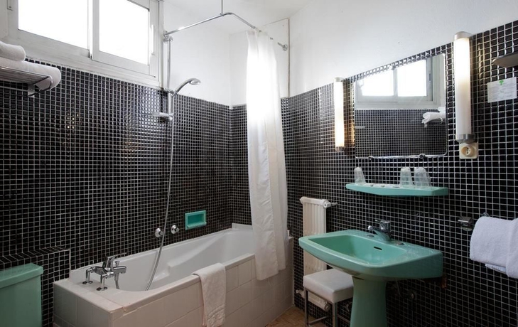 Imagen de la habitación del Hotel Locarno, Niza. Foto 9