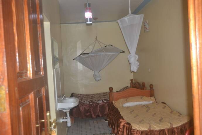 Imagen de la habitación del Hotel Location Plaza Restaurant. Foto 17