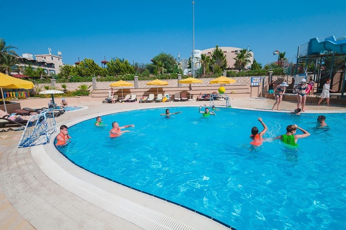 Imagen de la piscina del Hotel L'oceanica Beach Resort - All Inclusive. Foto 15