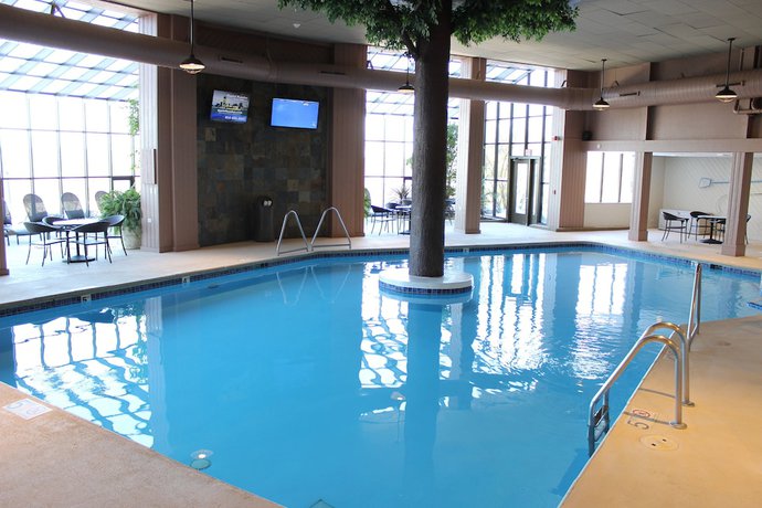 Imagen de la piscina del Hotel Lodge Geneva National. Foto 19