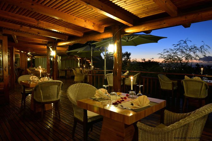 Imagen del bar/restaurante del Hotel Lodge Roche Tamarin. Foto 2