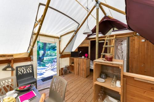 Imagen de la habitación del Hotel Lodges En Provence & Spa. Foto 6