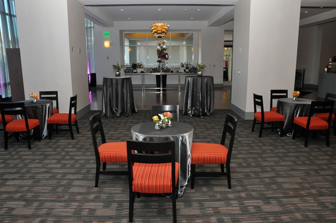 Imagen del bar/restaurante del Hotel Loews Hollywood. Foto 2