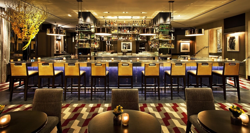 Imagen del bar/restaurante del Hotel Loews Regency. Foto 2