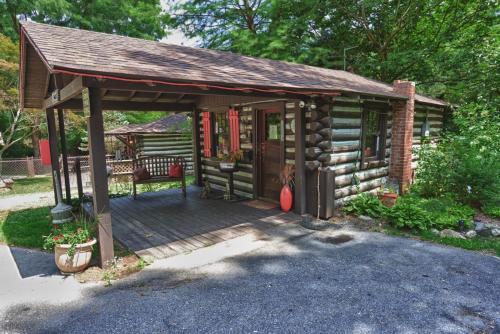 Imagen general del Hotel Log Cabin Motor Court. Foto 1