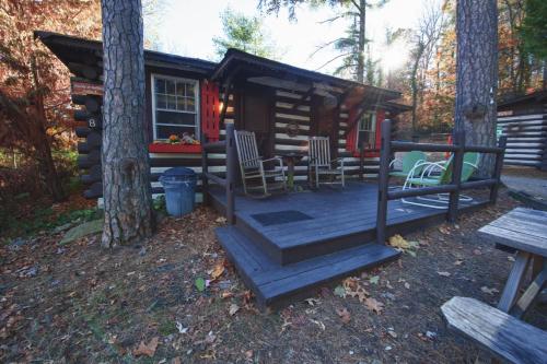Imagen general del Hotel Log Cabin Motor Court. Foto 2