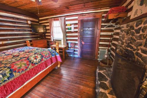 Imagen general del Hotel Log Cabin Motor Court. Foto 4