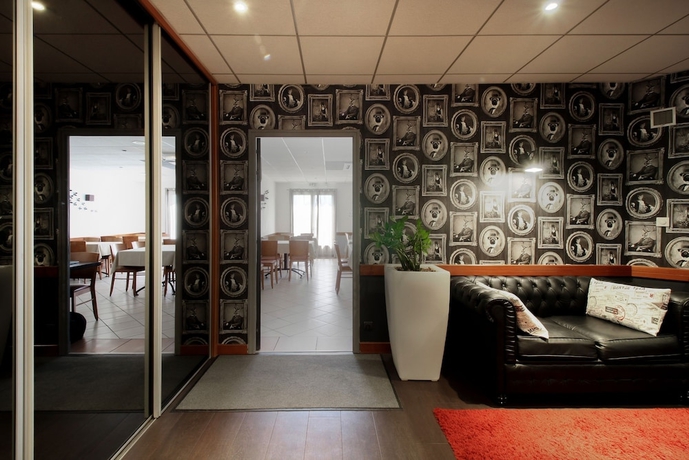 Imagen de los interiores del Hotel Logis Angers Sud. Foto 19