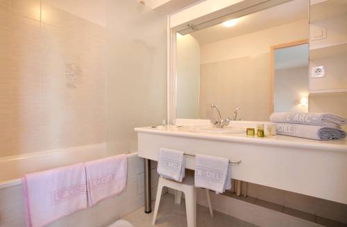 Imagen de la habitación del Hotel Logis Arc En Ciel. Foto 6