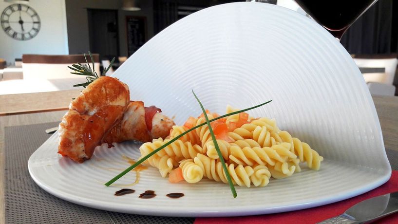 Imagen del bar/restaurante del Hotel Logis Atoll. Foto 4