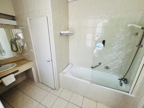 Imagen de la habitación del Hotel Logis Au Grand Hotel. Foto 15