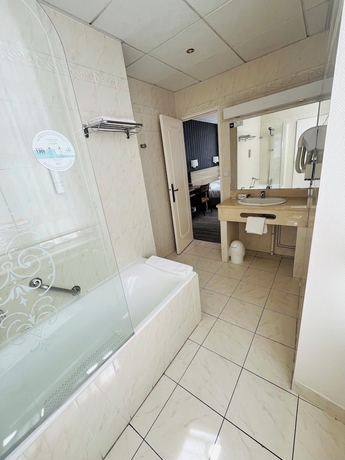 Imagen de la habitación del Hotel Logis Au Grand Hotel. Foto 16