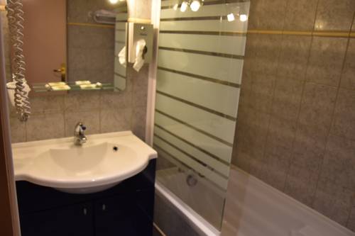 Imagen de la habitación del Hotel Logis Au Terminus. Foto 7