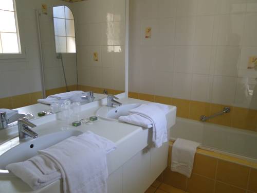 Imagen de la habitación del Hotel Logis Auberge Bienvenue. Foto 11