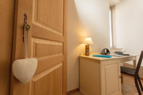 Imagen de la habitación del Hotel Logis Auberge C&ocirc;t&eacute; Jardin. Foto 10