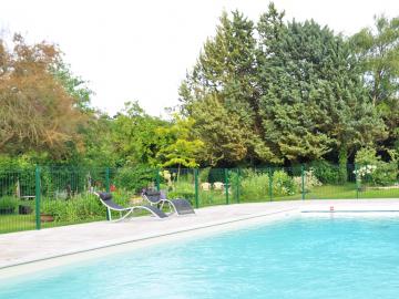 Imagen de la piscina del Hotel Logis Auberge Du Centre. Foto 8